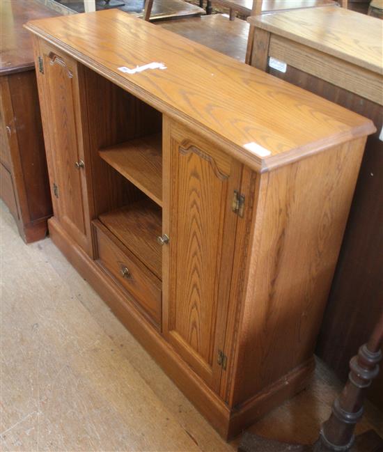 Small oak dwarf cupboard(-)